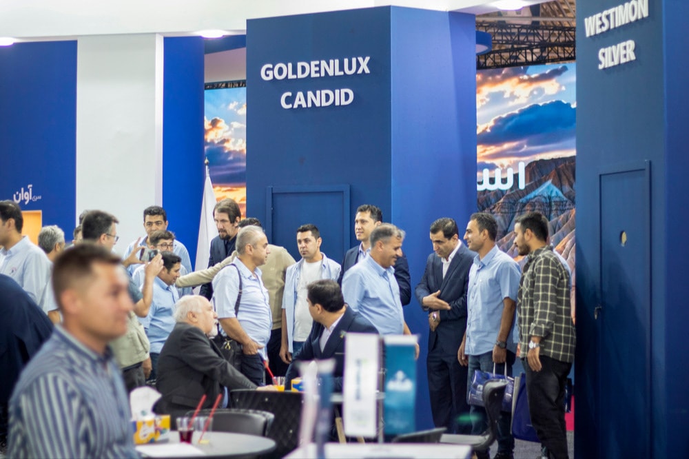 بازدیدکنندگان کنار ستون Goldenlux Candid در غرفه‌ی پاک خزر، نمایشگاه لوازم خانگی تهران ۱۴۰۵