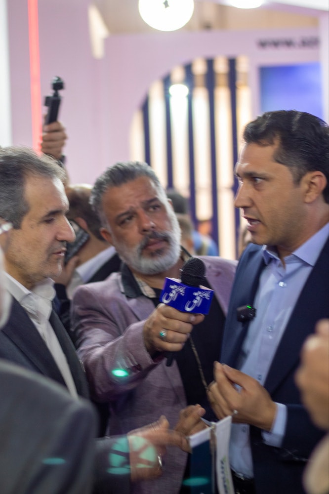 مصاحبه‌ی تلویزیونی در غرفه‌ی پاک خزر در نمایشگاه بین‌المللی لوازم خانگی تهران
