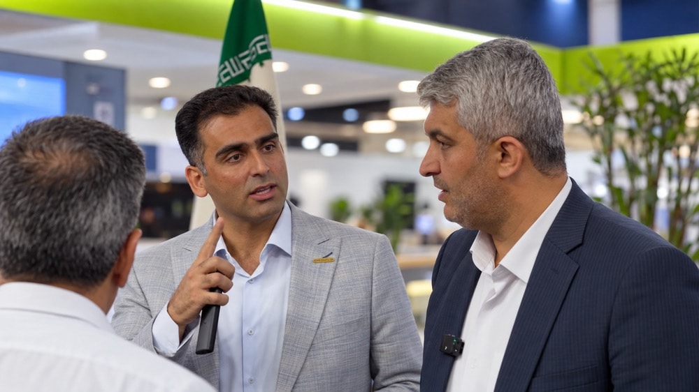 گفت‌وگوی مهمانان در غرفه‌ی پاک خزر در هامکس ۱۴۰۵
