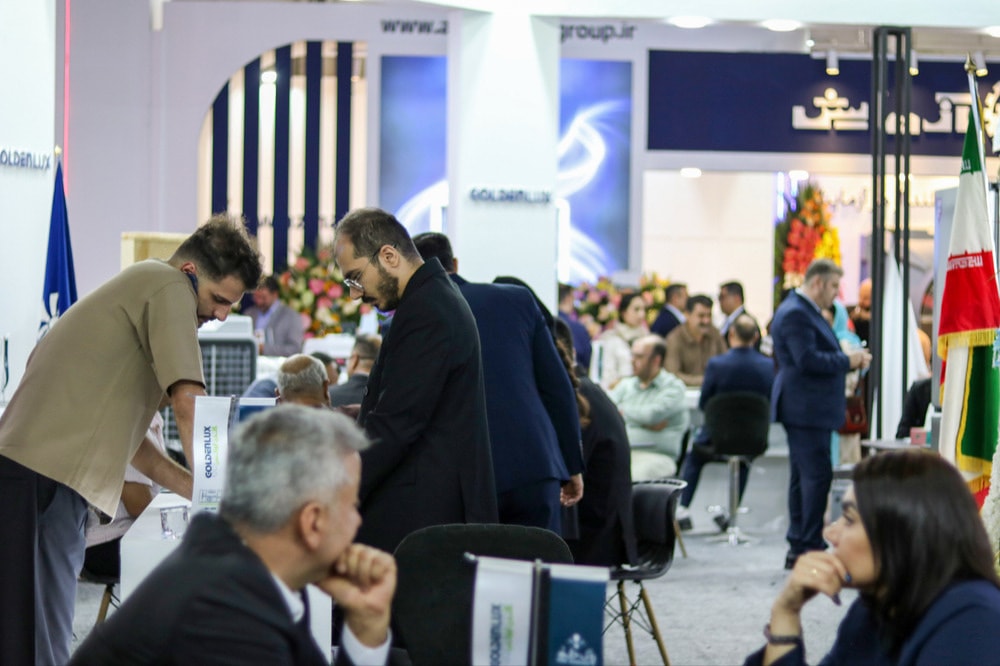 پذیرش بازدیدکنندگان در میز غرفه‌ی گلدن‌لوکس